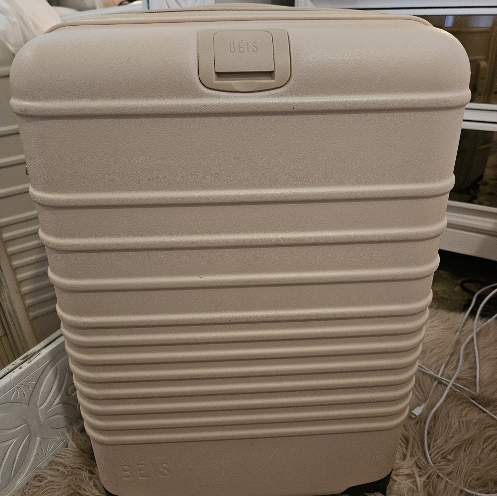 BÉIS BUNDLE Beige Carry On W/ Cosmectic Case